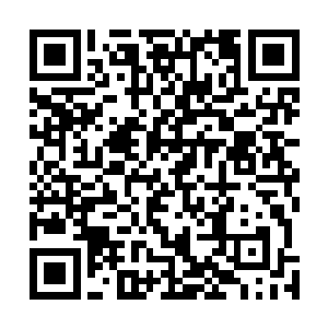 一艘高去水面三四丈的雄伟楼船形单影只地航行在湖面上二维码生成