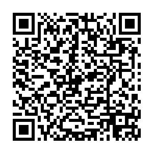 原本还站着等着自己的屁股离开了板凳之后这人就直接拉过了自己板凳坐了下来二维码生成