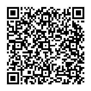 只有他一个人――现在我们都知道这种感觉是怎么样的了――而他可以随时拿起电话二维码生成