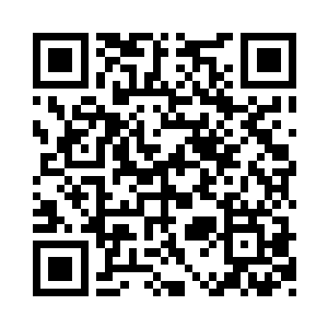 只见一个有点发胖的中年人从楼梯上走下来二维码生成