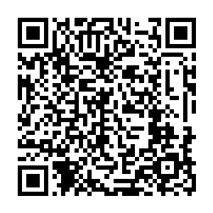 唐浩直接坐到了旁边沙发的扶手上从杯里摸出了一支烟对着贝海示意了一下二维码生成