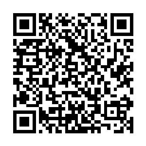 有一个个长方形台子的宽阔厅堂就是小型飞行器之类的放置点二维码生成