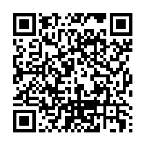 柳逸尘并没有像那些群演们在工会和电影城前面等机会二维码生成