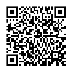 江帆立即拿出手机偷偷地进入吴副总经理的办公室里准备拍摄二维码生成