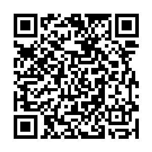 翘着二郎腿想着卫华和杨洛见到报纸之后愤怒的表情二维码生成