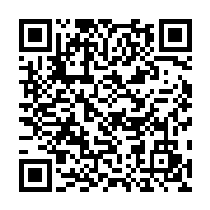 蹲在地上仔细地帮秦倚天脚上红肿和破皮的地方涂抹药水二维码生成